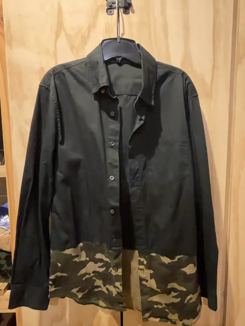 Camisa hombre negra con diseño camuflado