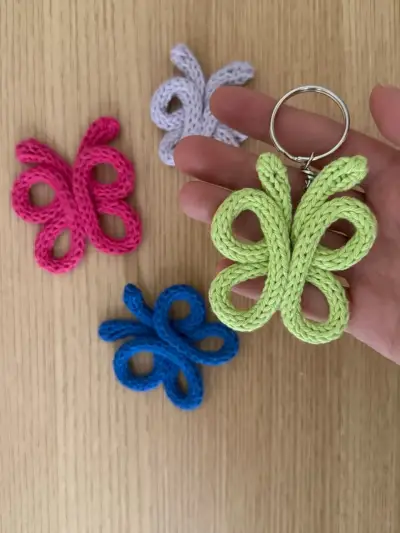 Pack de 4 Llaveros mariposa tejidos - miniatura 3