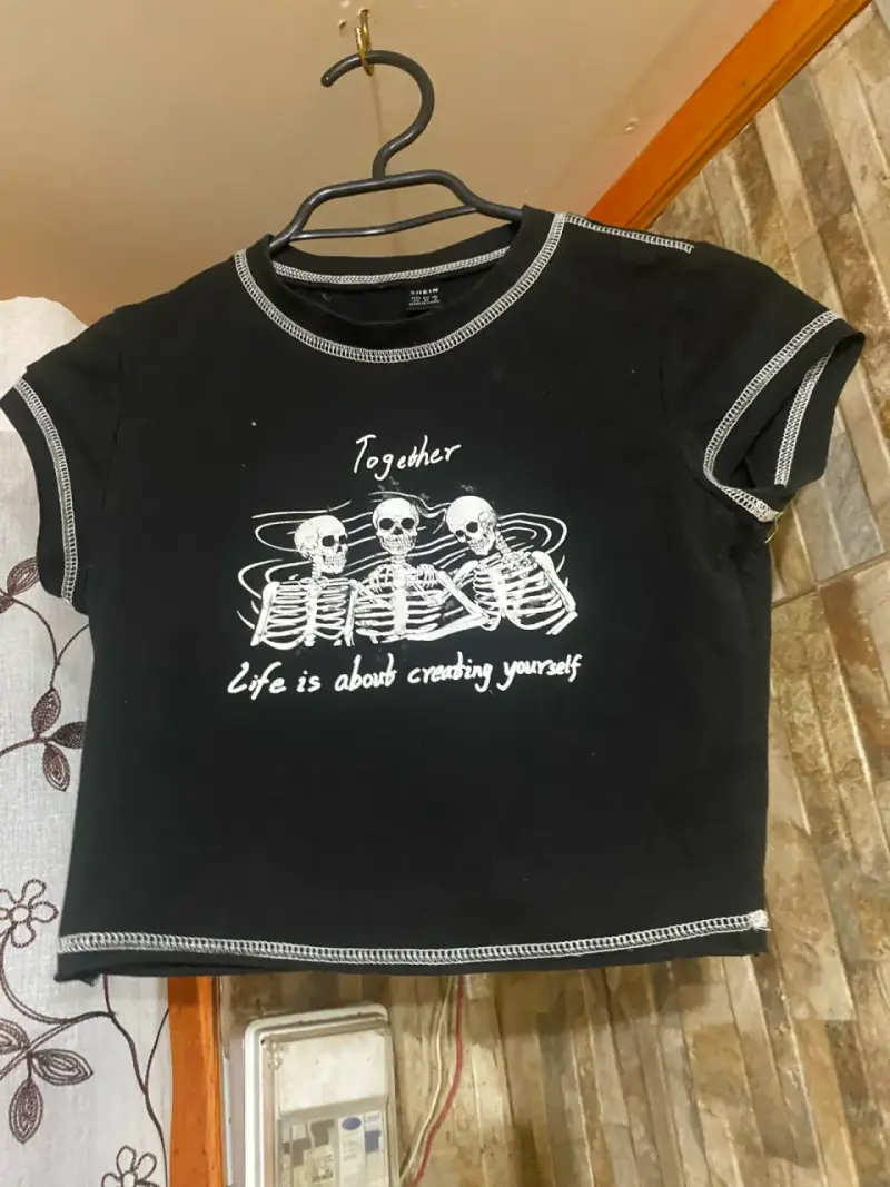 Polera negra con estampado esquelético - 1