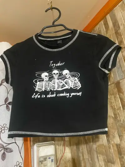 Polera negra con estampado esquelético - miniatura 1