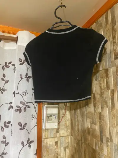 Polera negra con estampado esquelético - miniatura 2