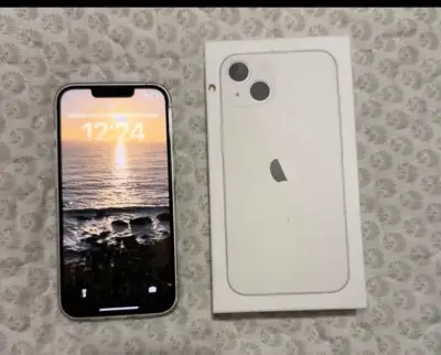 iPhone 13 blanco con caja - miniatura 1