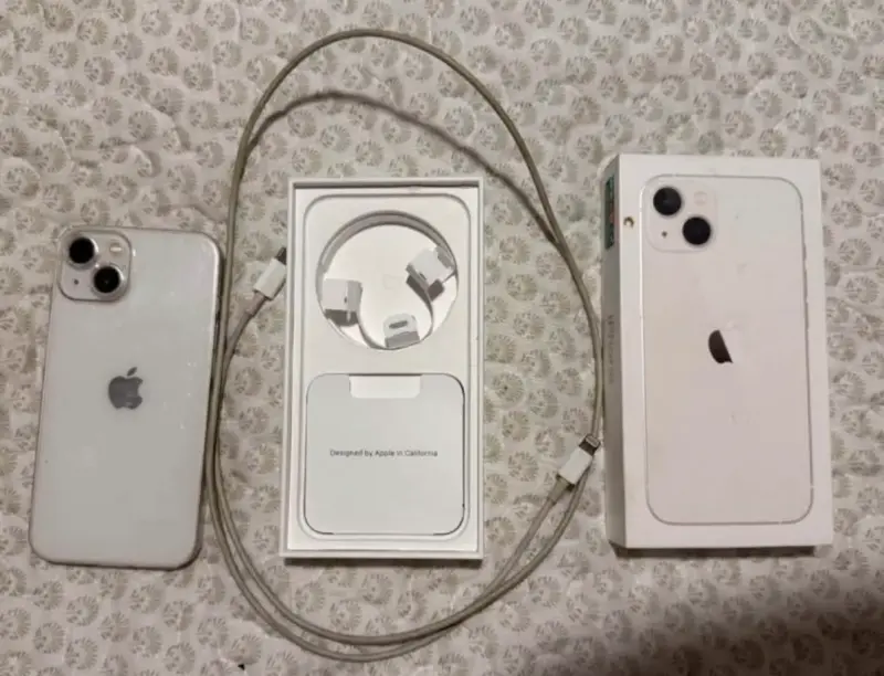 iPhone 13 blanco con caja - 2