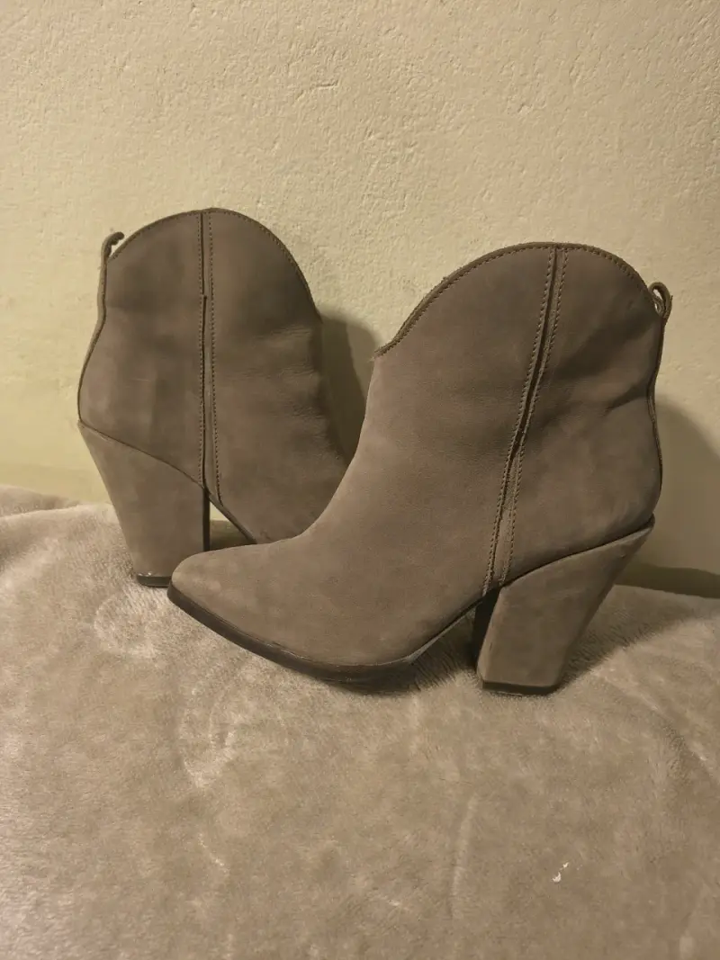 Botines taco bajo gris