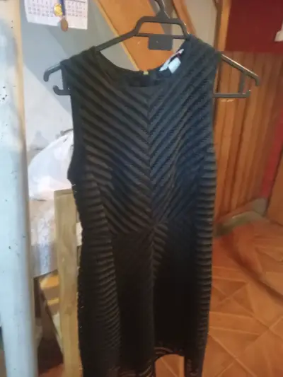 Vestido negro con diseño en zigzag - miniatura 1
