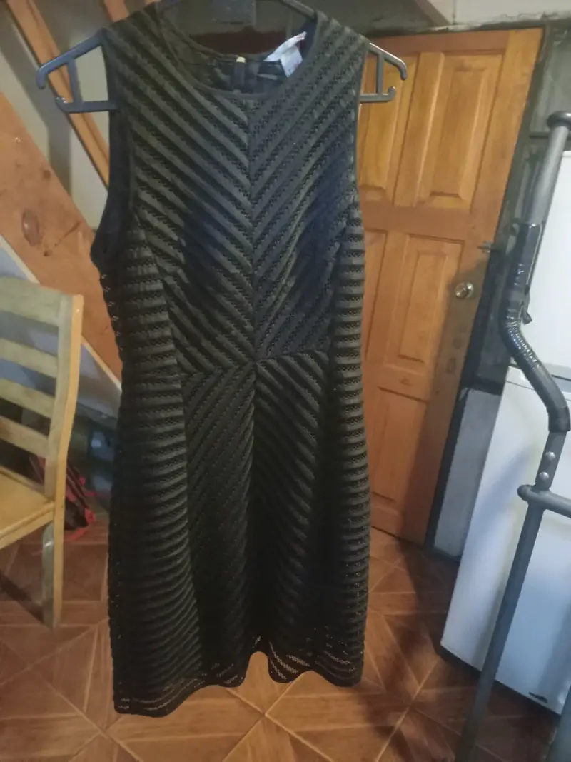 Vestido negro con diseño en zigzag - 3