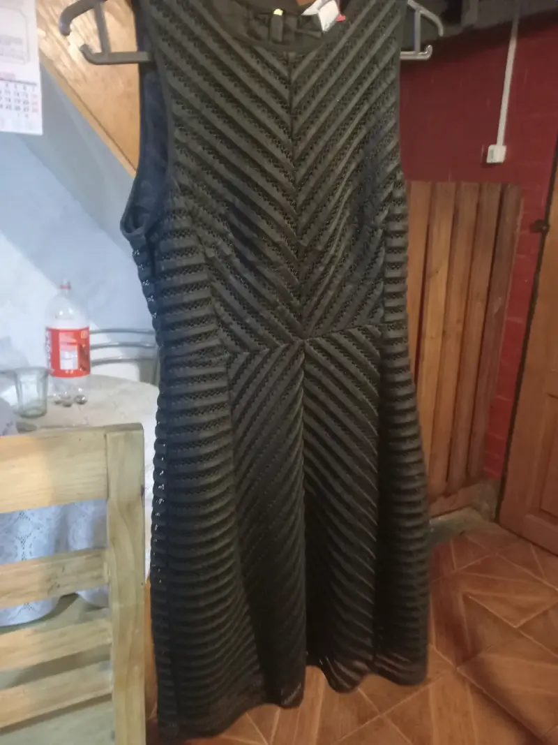 Vestido negro con diseño en zigzag - 4