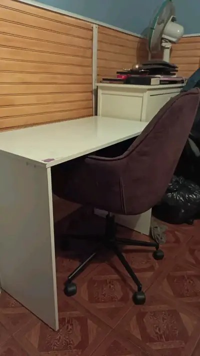 Escritorio blanco con silla - miniatura 1