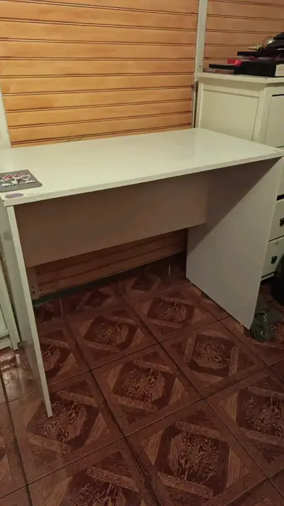Escritorio blanco con silla - miniatura 2