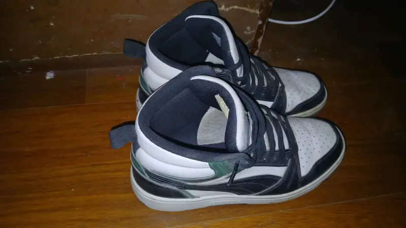 Zapatillas deportivas blancas, negras y verdes