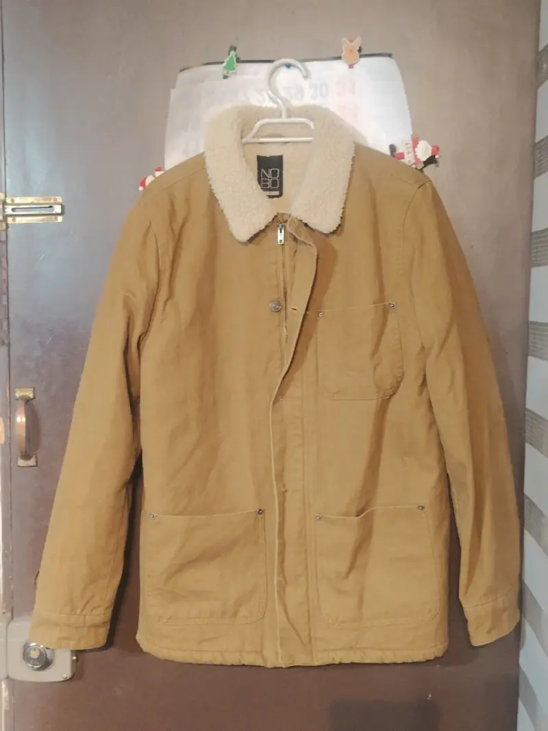 Chaqueta beige con cuello de lana