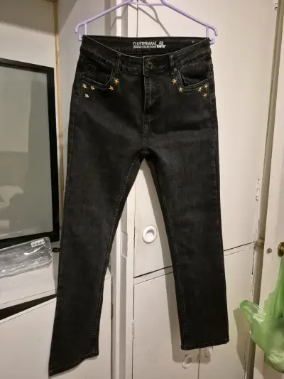 Jeans negros con detalles de estrellas tachas - miniatura 1