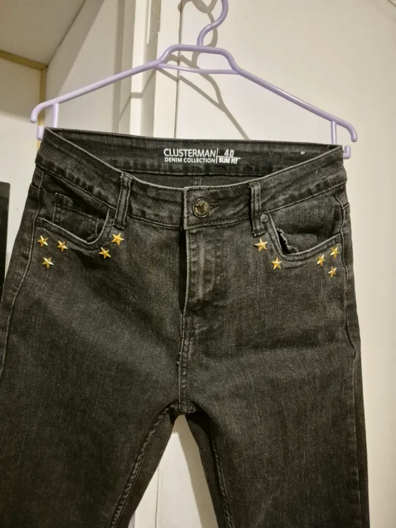 Jeans negros con detalles de estrellas tachas - 2