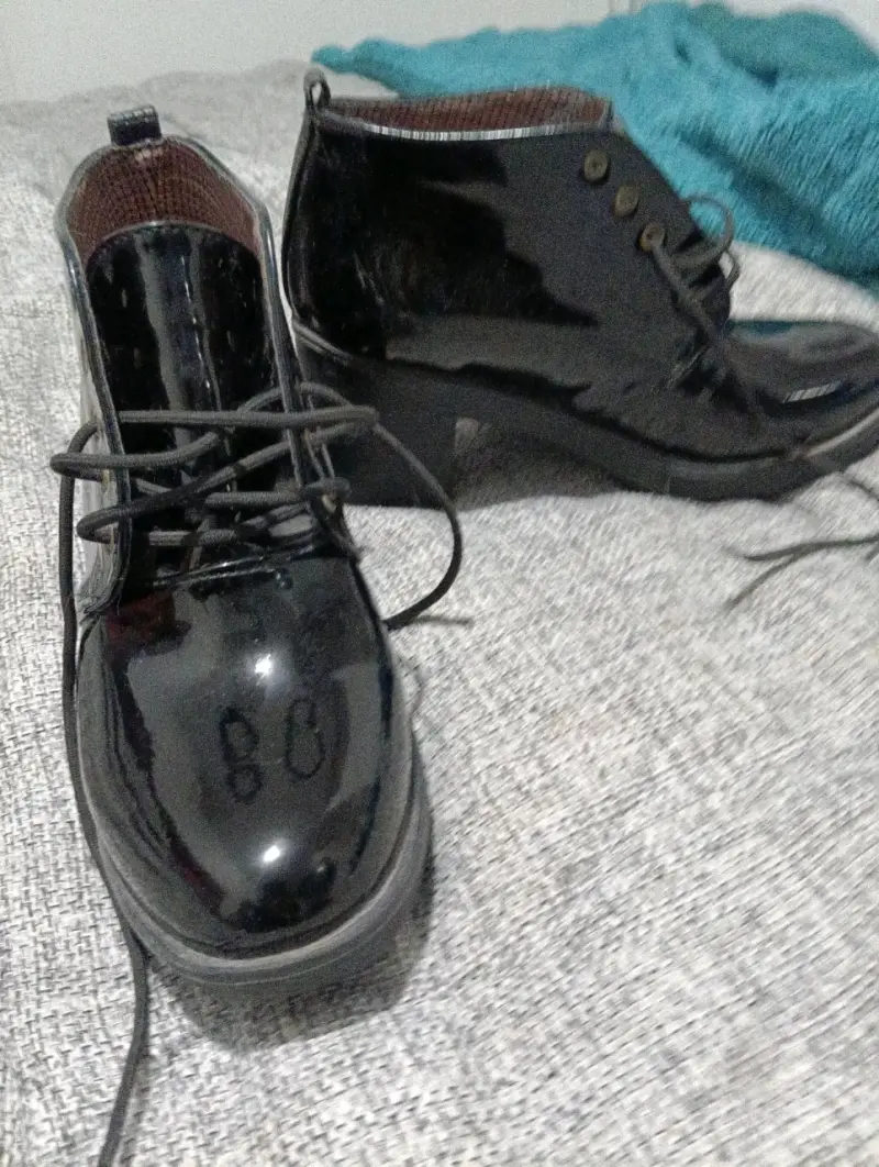 Botines de charol negro