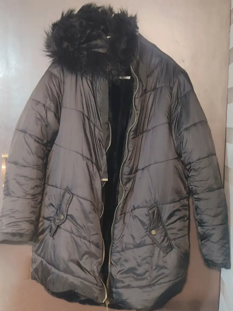 Parka negra con capucha de pelo - 1