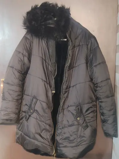 Parka negra con capucha de pelo - miniatura 1