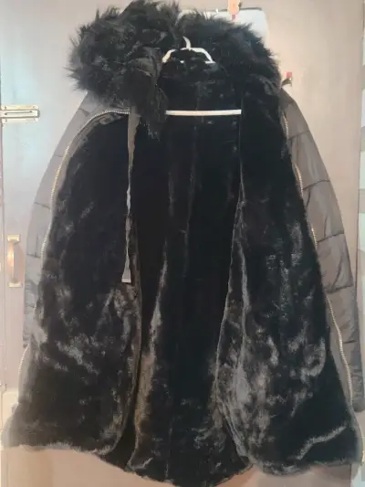 Parka negra con capucha de pelo - miniatura 2