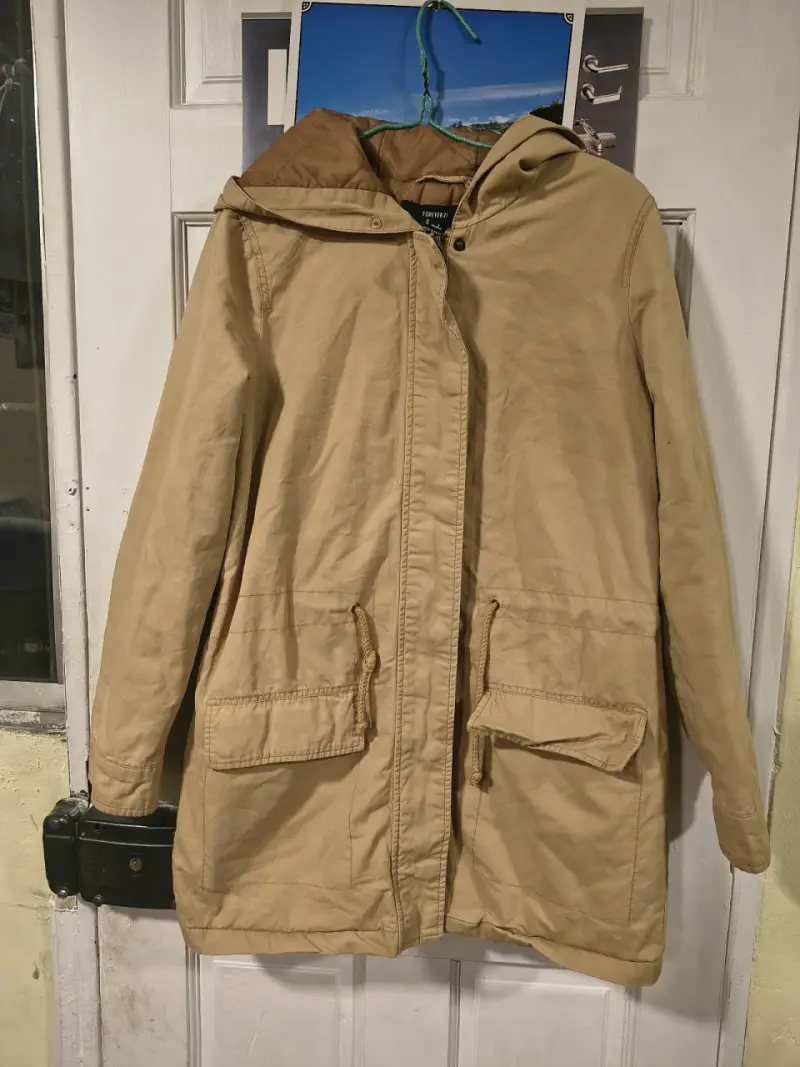 Parka beige con capucha