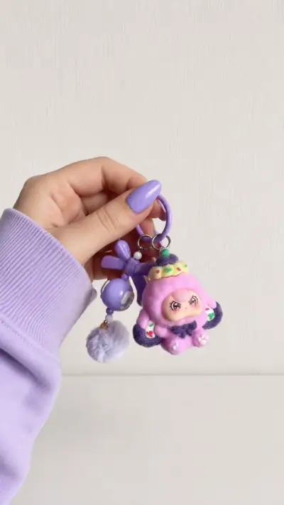Llavero peluche morado - miniatura 2