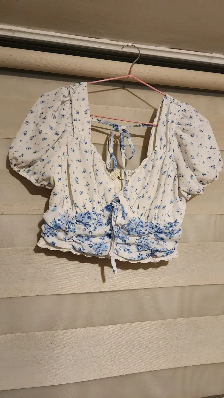 Top blanca con flores azules - 1