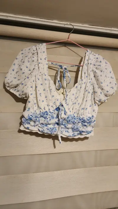 Top blanca con flores azules - miniatura 1