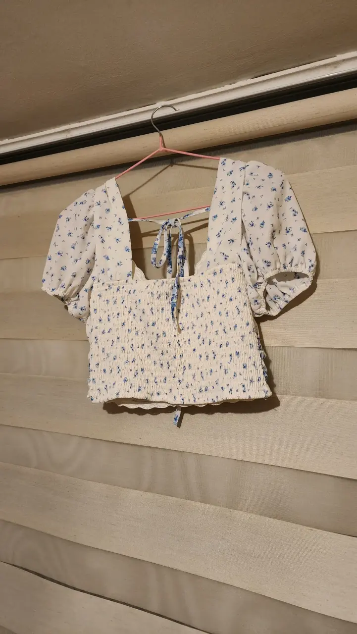 Top blanca con flores azules - 2