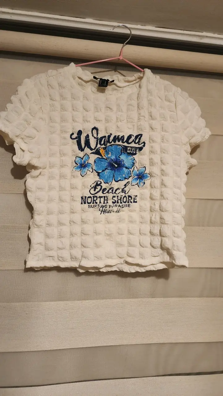 Polera blanca con estampado floral
