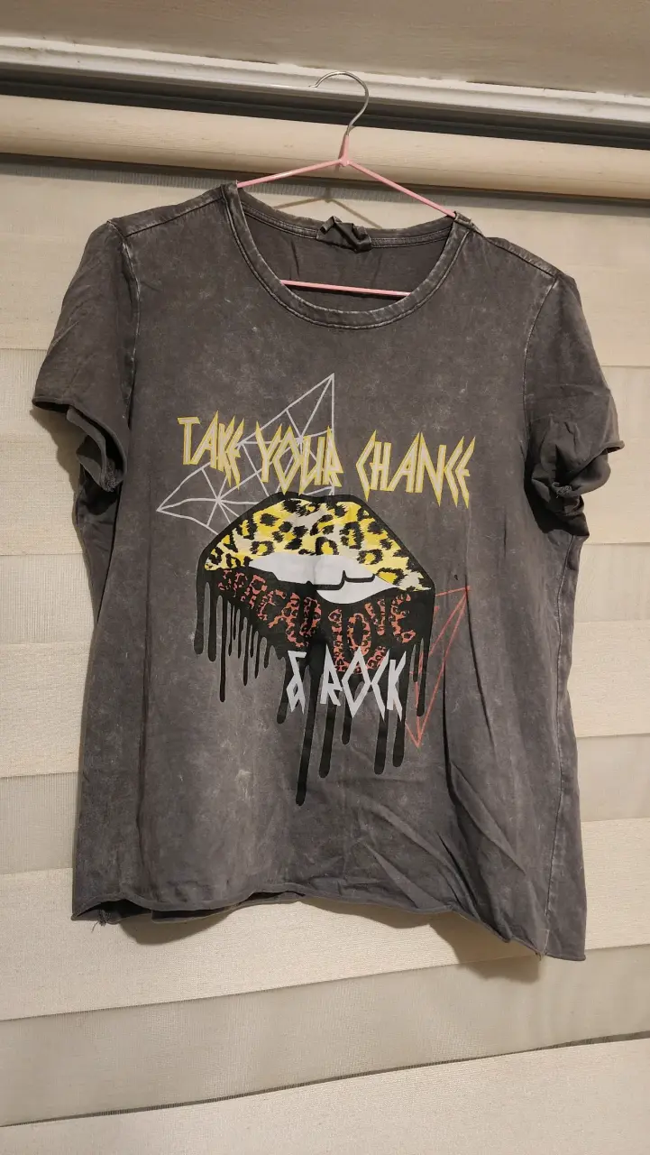 Polera gris con diseño rockero