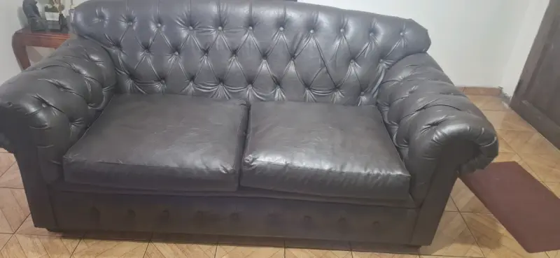 Sofá de cuero negro clásico