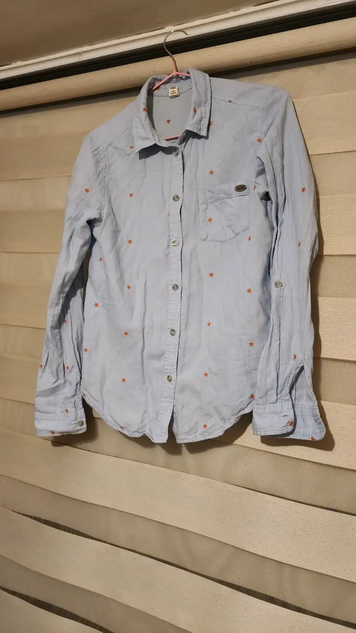 Camisa celeste con diseño de estrellas - 1