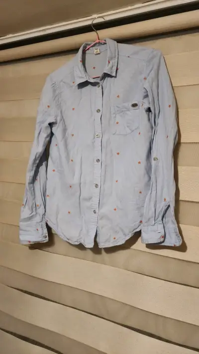 Camisa celeste con diseño de estrellas - miniatura 1