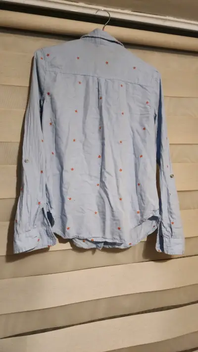 Camisa celeste con diseño de estrellas - miniatura 2