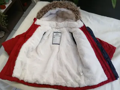 Chaqueta roja con capucha de niño - miniatura 2