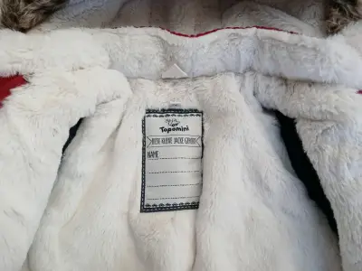 Chaqueta roja con capucha de niño - miniatura 3