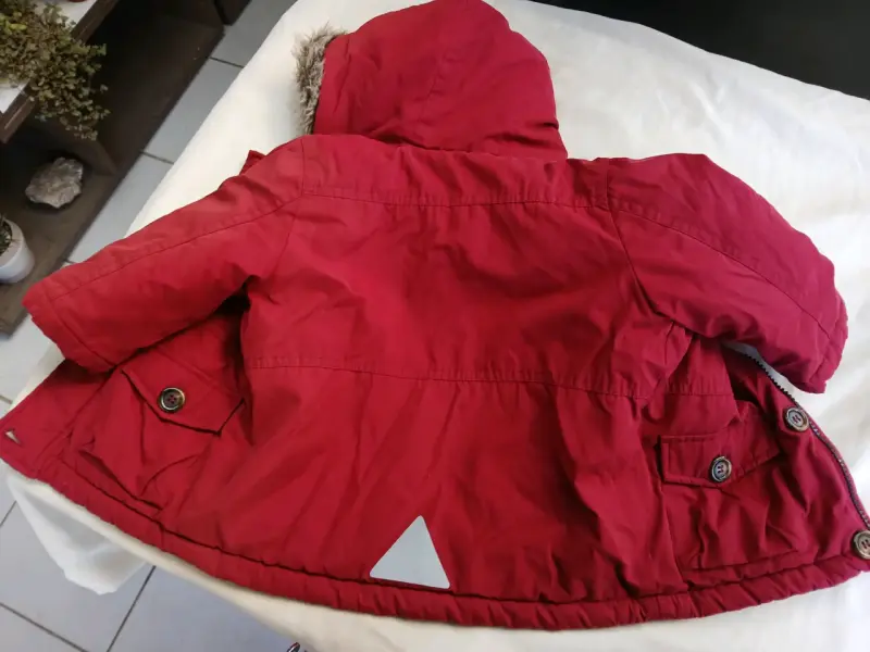 Chaqueta roja con capucha de niño - 4