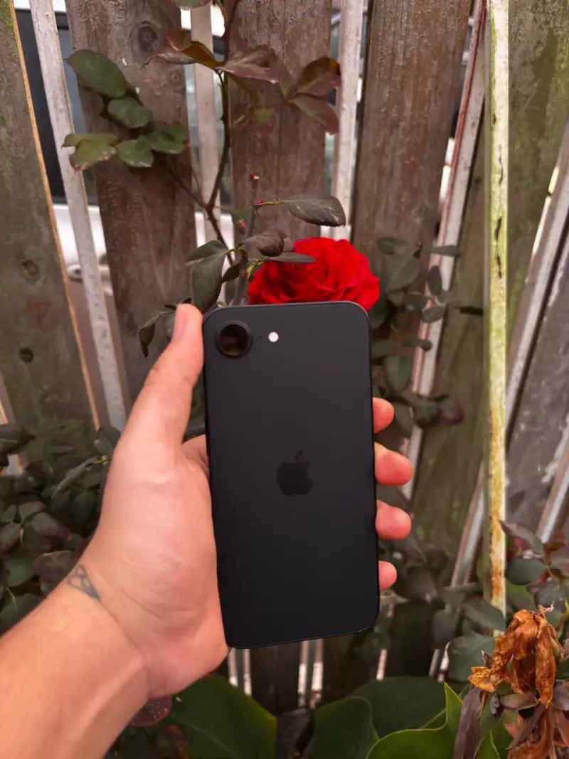 iPhone 16e - 128 GB - 1