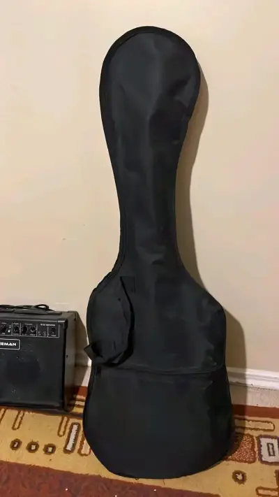 Amplificador y funda para guitarra - miniatura 1