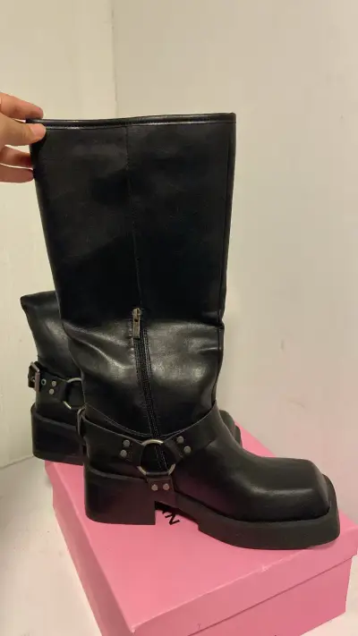 Botas negras de cuero - miniatura 1
