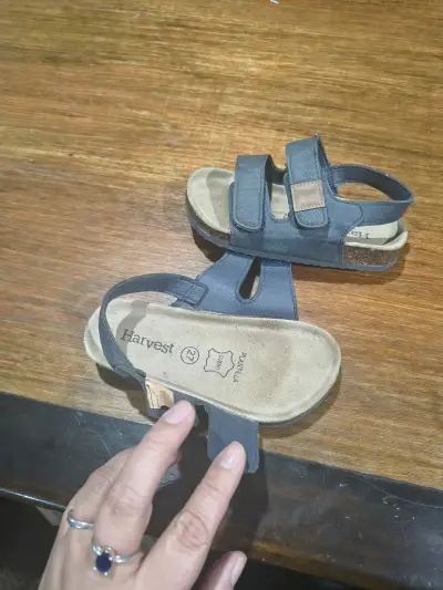 Sandalias negras niño con velcro - miniatura 1