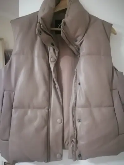 Chaleco Zara acolchado beige - miniatura 1