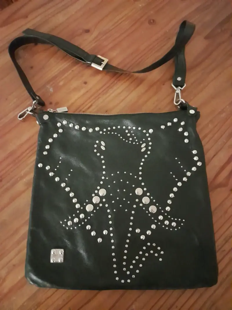 Cartera negra con tachas - 1