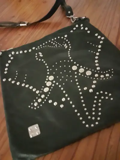 Cartera negra con tachas - miniatura 2