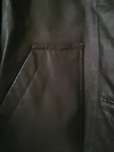 Abrigo negro de cuero con capucha - miniatura 2