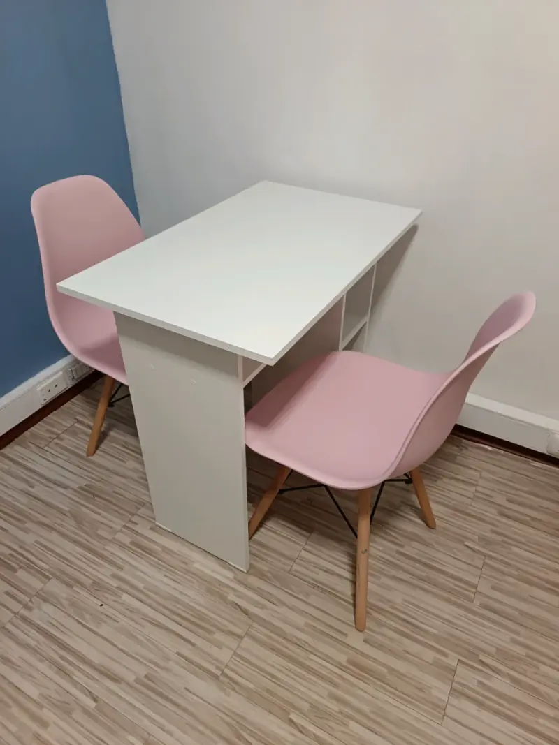 Mesa + sillas rosadas para manicure o escritorio - 1