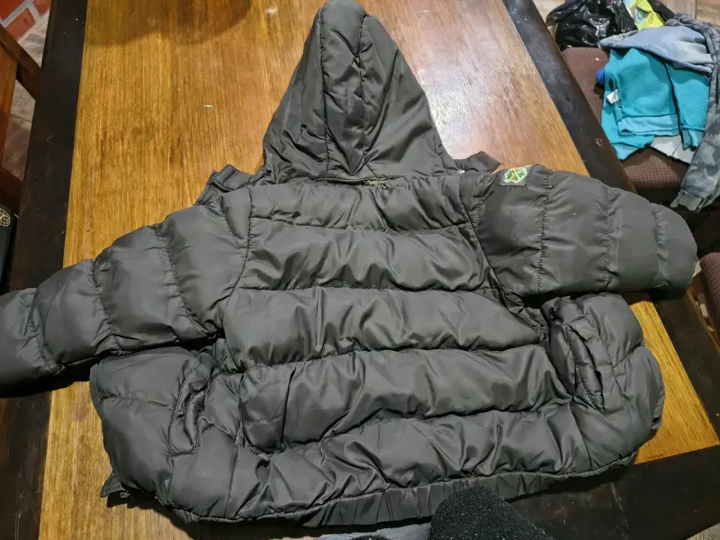 Chaqueta acolchada con capucha café oscuro - 1