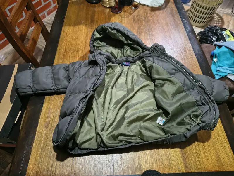 Chaqueta acolchada con capucha café oscuro - 2