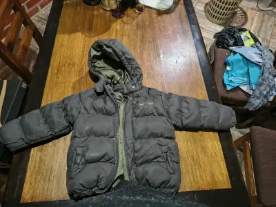 Chaqueta acolchada con capucha café oscuro - miniatura 3