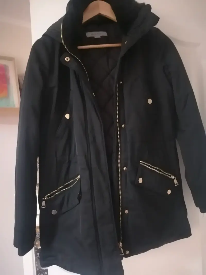 Parka negra con capucha - 1