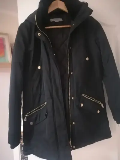 Parka negra con capucha - miniatura 1