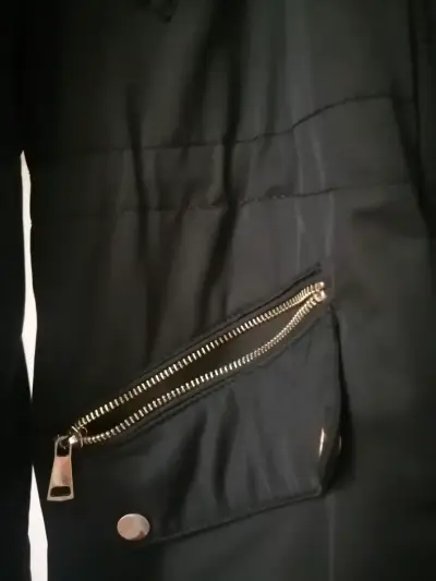 Parka negra con capucha - miniatura 2